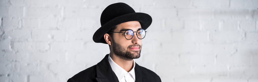 panoráma lövés jóképű zsidó férfi szemüvegben néz félre  - Fotó, kép