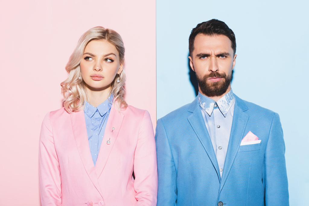ονειρεμένη γυναίκα και όμορφος άντρας σε ροζ και μπλε φόντο  - Φωτογραφία, εικόνα