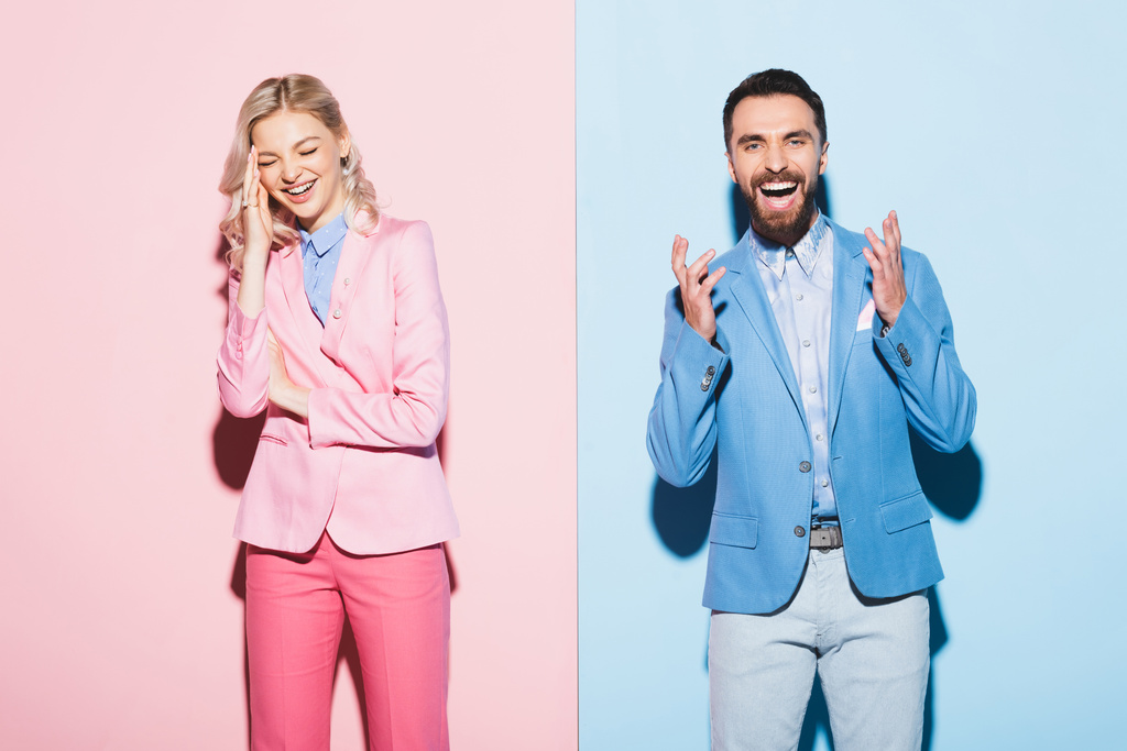uśmiechnięta kobieta i przystojny mężczyzna na różowym i niebieskim tle  - Zdjęcie, obraz