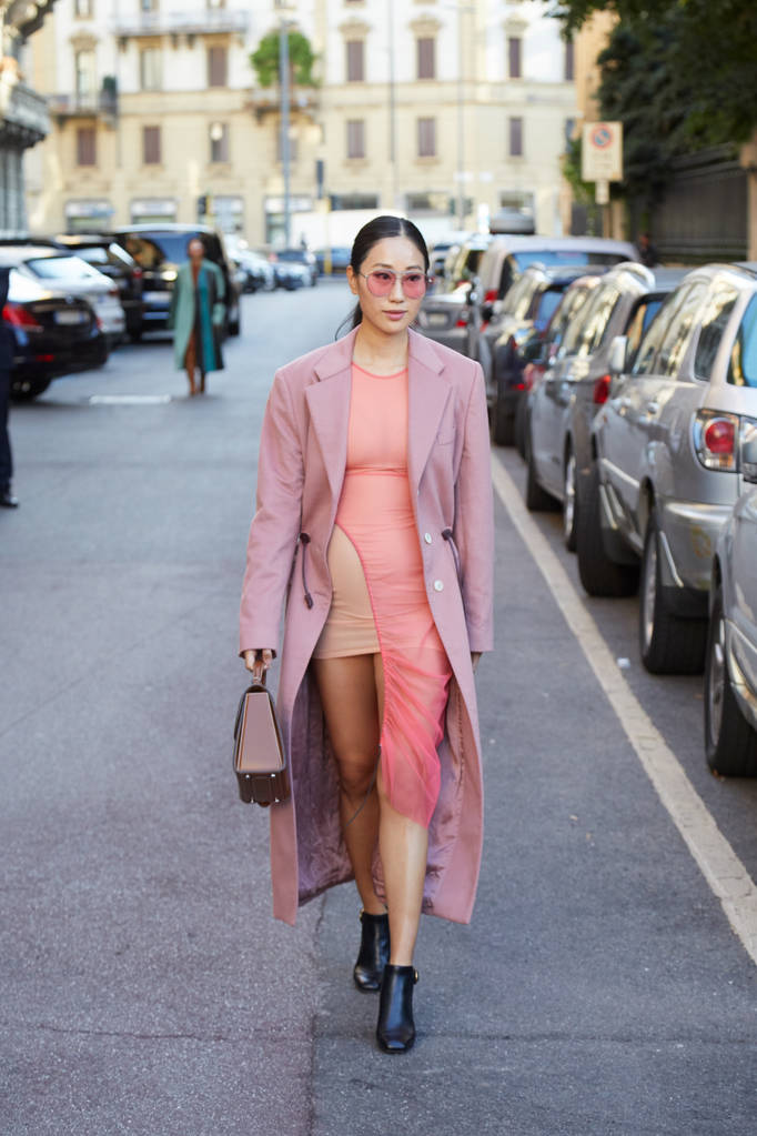 Kobieta w różowej i beżowej sukience i okularach przeciwsłonecznych przed pokazem mody Salvatore Ferragamo, Milan Fashion Week street style  - Zdjęcie, obraz