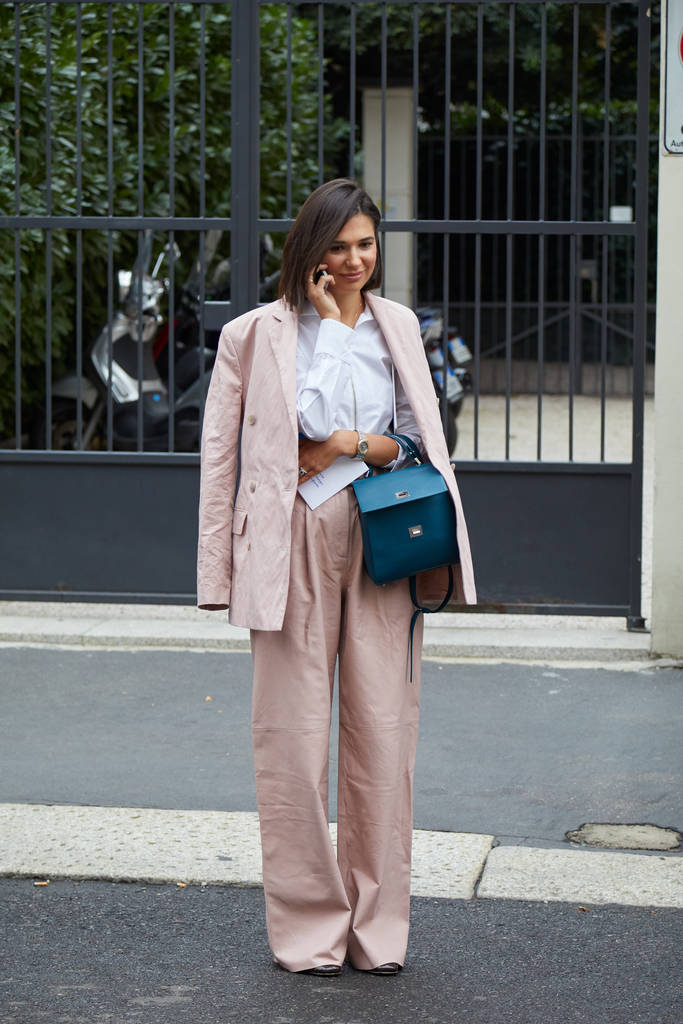MILAN, ITALIA - SYYSKUU 22, 2019: Nainen, jolla on vaaleanpunainen takki ja
 - Valokuva, kuva