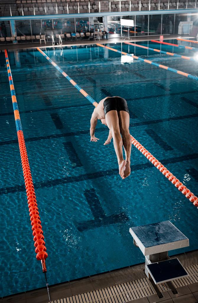 sportoló búvárkodás vízbe úszómedencében  - Fotó, kép