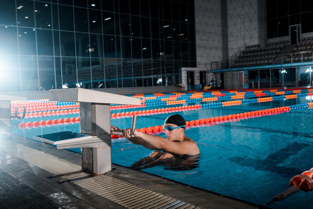 bonito nadador em óculos exercitando na piscina
  - Foto, Imagem