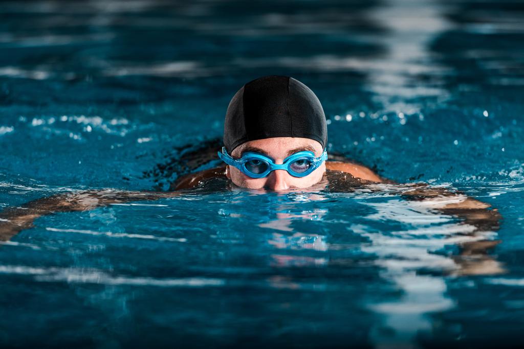 水泳プールでのゴーグルトレーニングにおける運動選手の選択的焦点  - 写真・画像