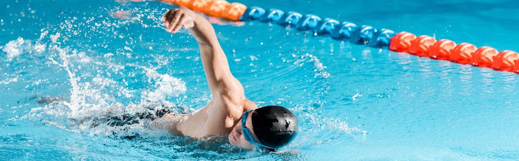 tiro panorâmico de treinamento bonito nadador na piscina
  - Foto, Imagem