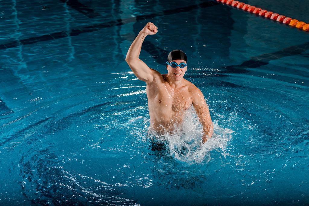 ενθουσιασμένος κολυμβητής στα γυαλιά γιορτάζει το θρίαμβο  - Φωτογραφία, εικόνα