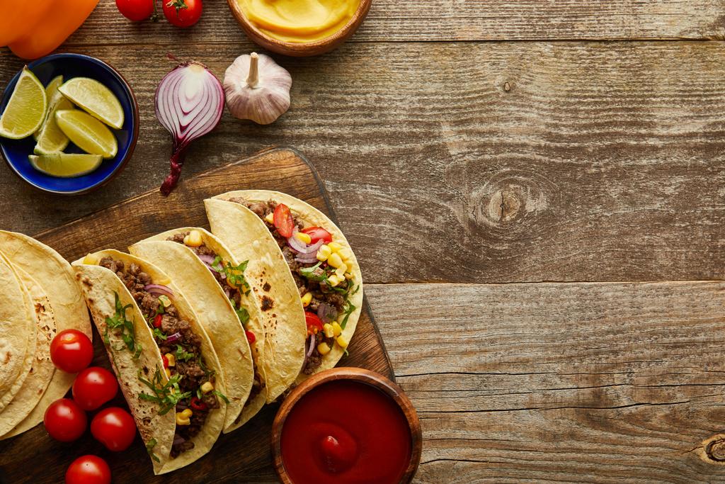 Foto e imagen de stock sin royalties de Vista Superior De Tacos Preparados  Con Tortillas