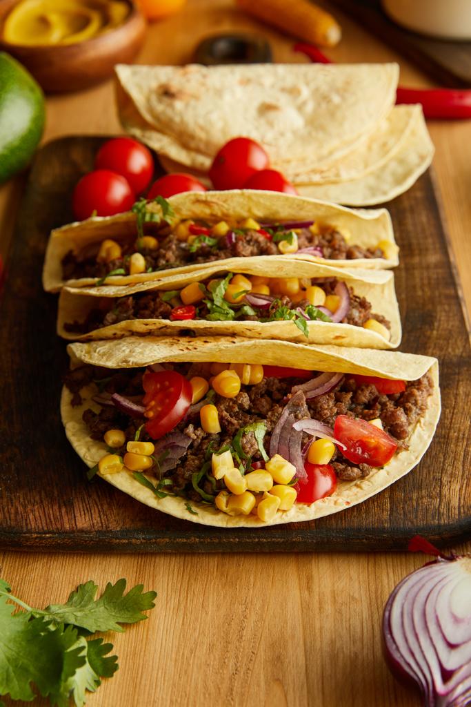 tacos frais avec des ingrédients biologiques sur fond de bois
 - Photo, image