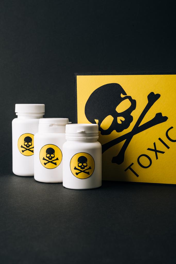 Sklenice a karta s toxickým znakem izolované na černé - Fotografie, Obrázek