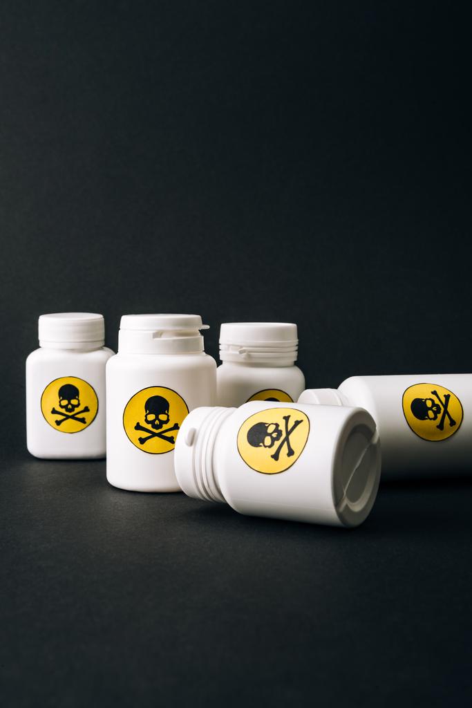 Flessen met giftig symbool geïsoleerd op zwart - Foto, afbeelding