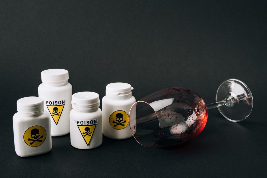 Пляшки зі знаком отрути та келихом вина з кров'ю ізольовані на чорному
 - Фото, зображення