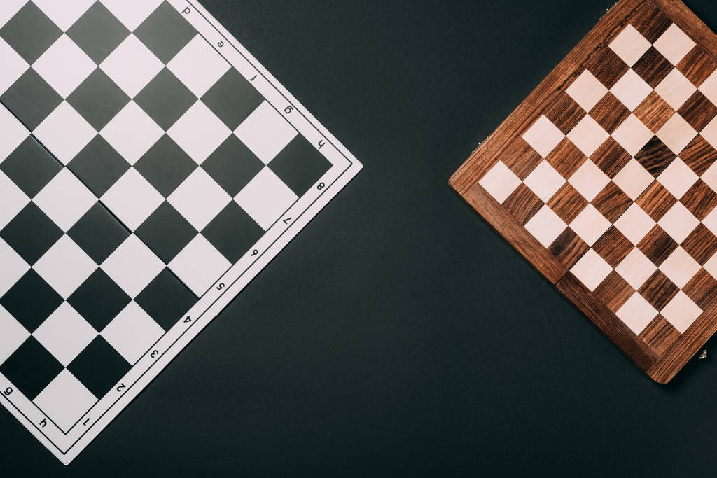 Horní pohled na šachovnice izolované na černé - Fotografie, Obrázek