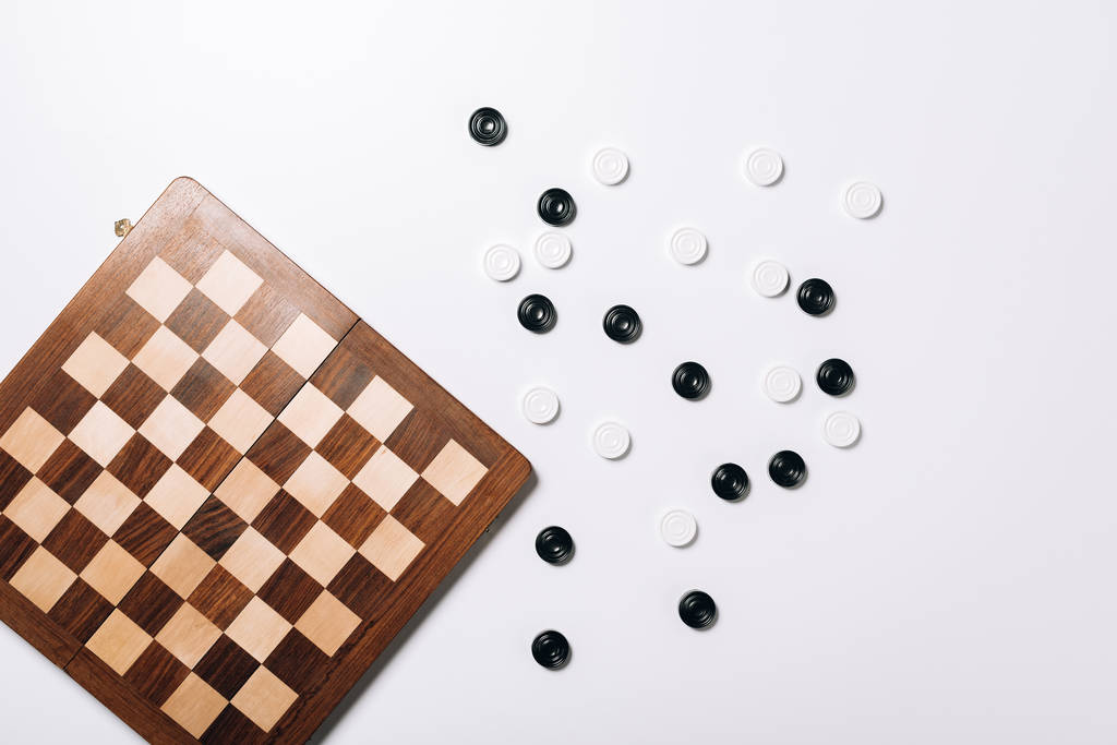 Верхний вид шашек деревянной шашки на белом фоне
 - Фото, изображение