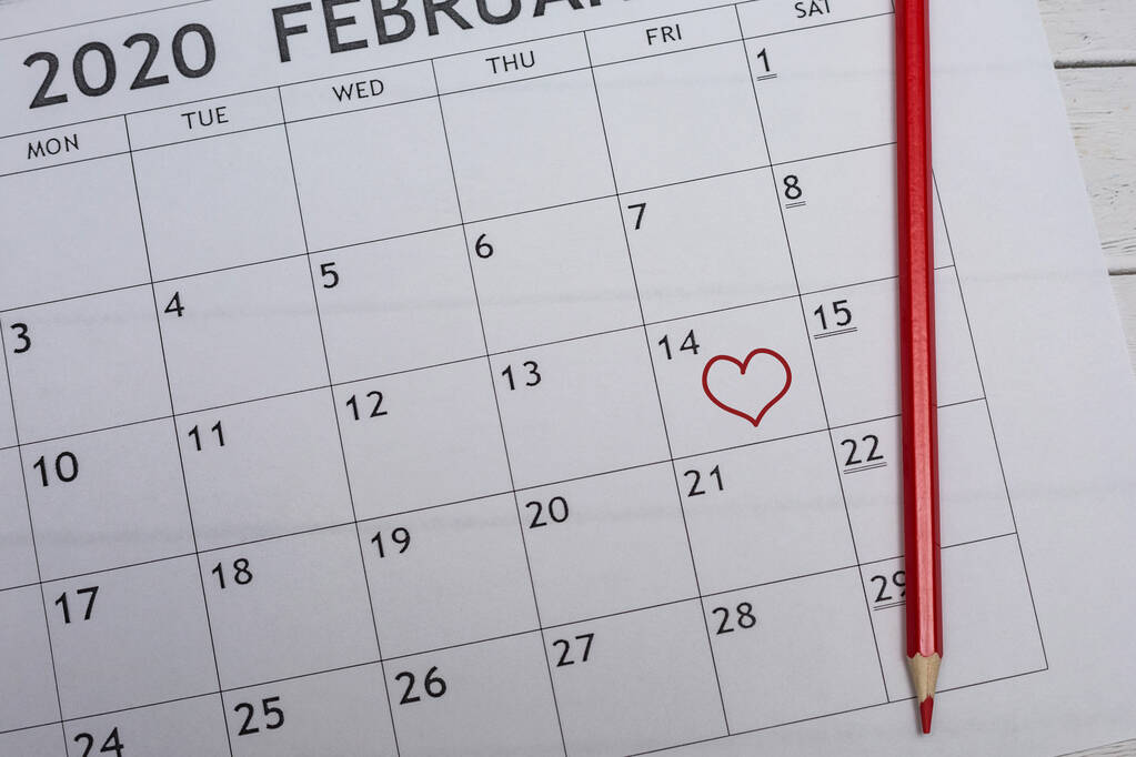 Дата 14 февраля отмечена в календаре красным сердцем. День Святого Валентина
. - Фото, изображение