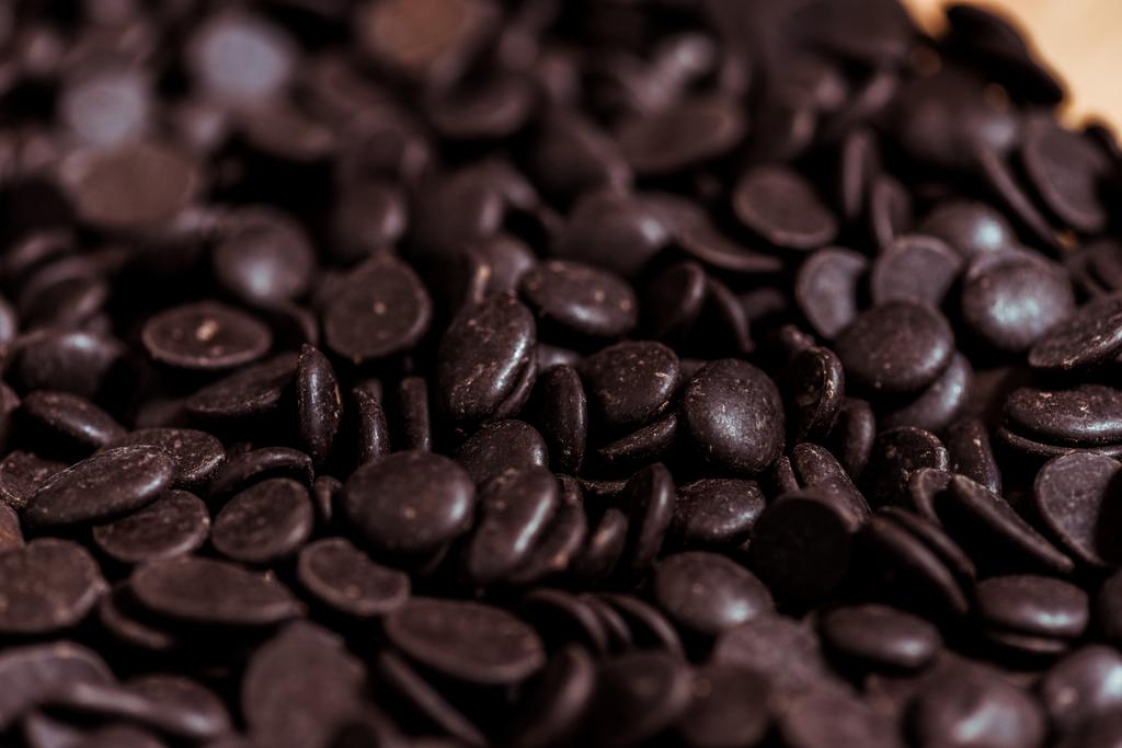close up de chips de chocolate escuro e doce
  - Foto, Imagem