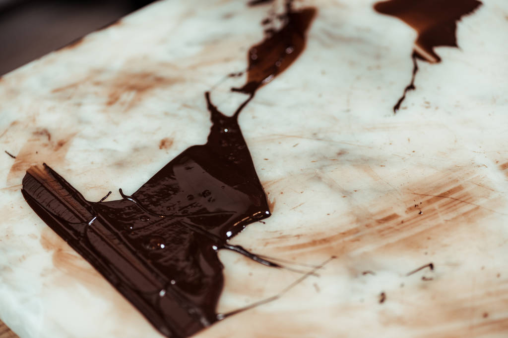 大理石の表面に溶かしたダークチョコレートと甘いチョコレート  - 写真・画像