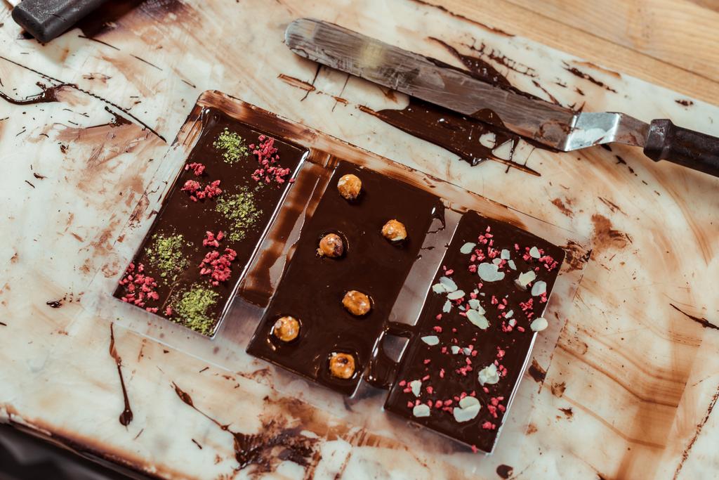 felülnézet édes csokoládé szeletek különböző ízekkel  - Fotó, kép