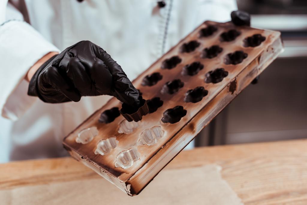 обрезанный вид на шоколадные конфеты с шоколадными конфетами возле подноса для льда
  - Фото, изображение