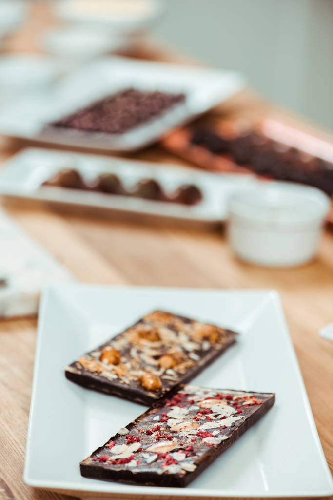 foyer sélectif de délicieuses barres de chocolat noir avec différentes saveurs
  - Photo, image