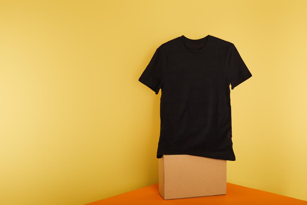 t-shirt noir basique sur cube sur fond jaune
 - Photo, image