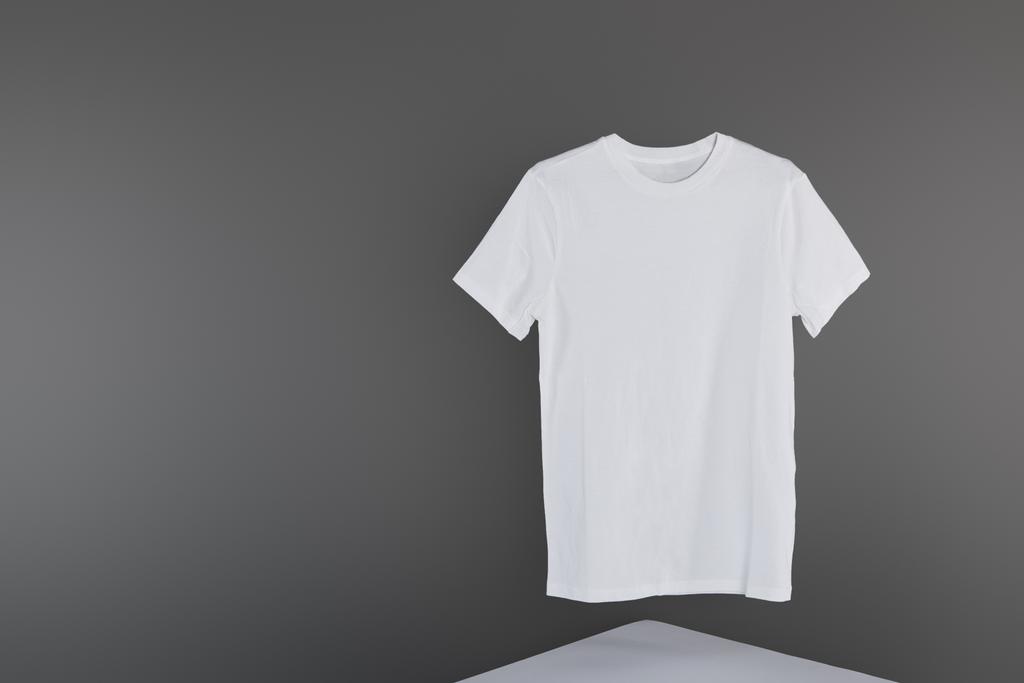 Gri arkaplanda boş temel beyaz tişört - Fotoğraf, Görsel