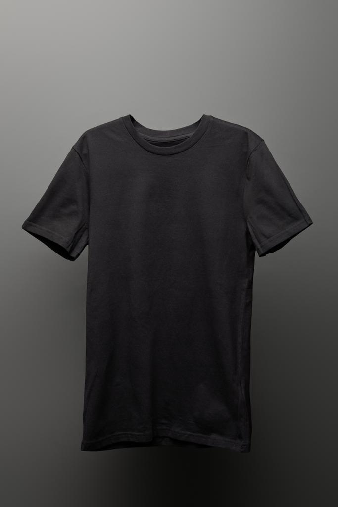 t-shirt blanc noir de base sur fond gris
 - Photo, image
