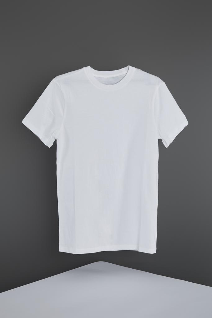 blanco basic wit t-shirt op grijze achtergrond - Foto, afbeelding