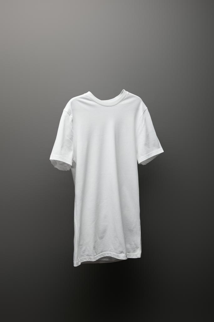 blanco basic wit t-shirt op grijze achtergrond - Foto, afbeelding
