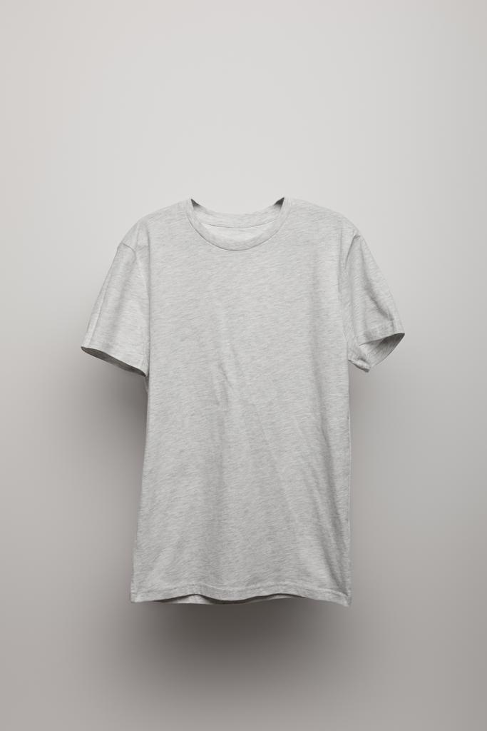 λευκό βασικό γκρι t-shirt σε γκρι φόντο - Φωτογραφία, εικόνα
