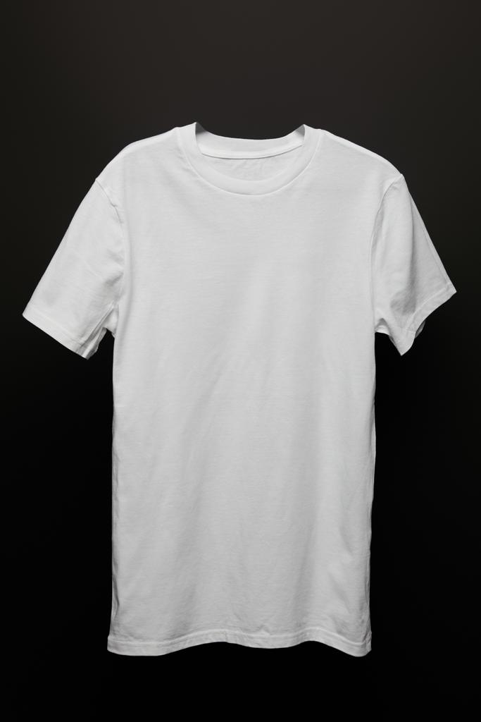 пустая простая белая футболка, изолированная на черном
 - Фото, изображение