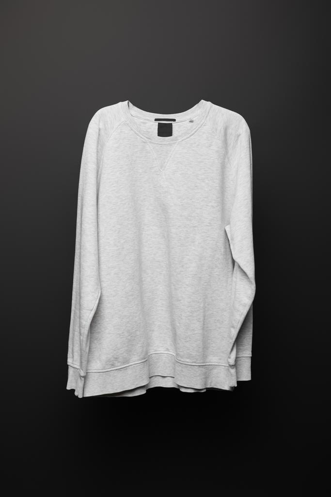 порожній базовий сірий светр ізольований на чорному
  - Фото, зображення