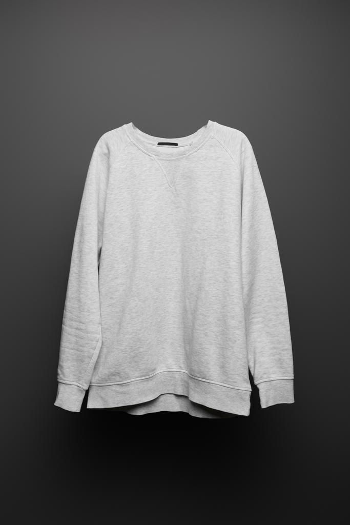 Blanko Basic Grey Sweatshirt auf schwarzem Hintergrund - Foto, Bild
