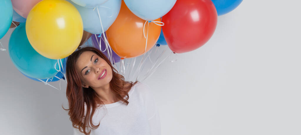 Γυναίκα με χρωματιστά μπαλόνια - Φωτογραφία, εικόνα