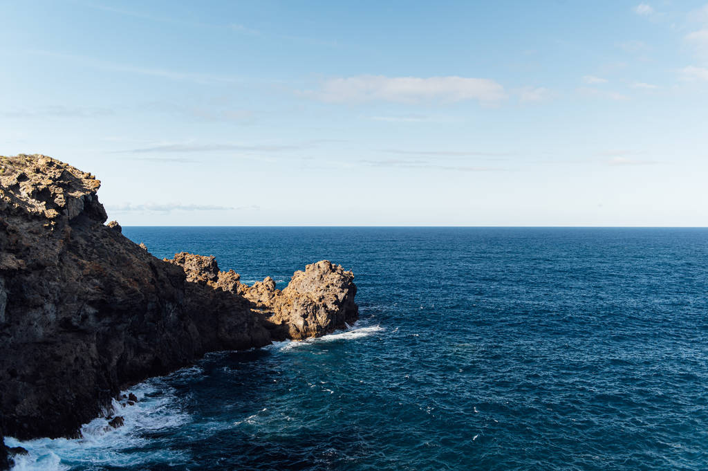 Tenerife Adası, Kanarya Adaları, Atlantik Okyanusu, İspanya kıyılarında dalgalar kopuyor. - Fotoğraf, Görsel