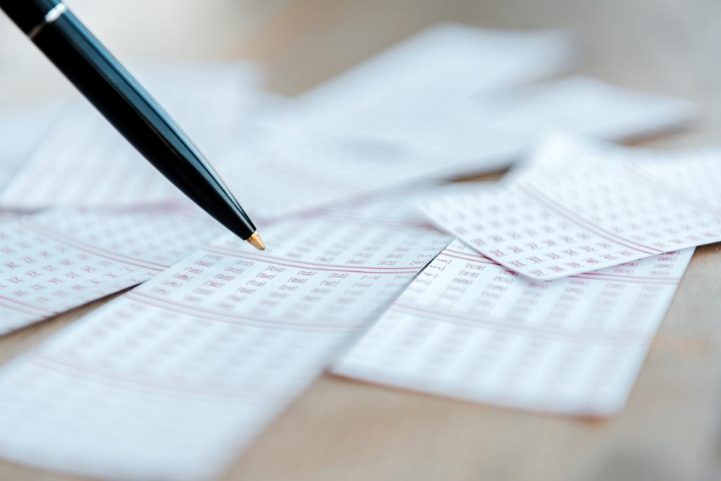вибірковий фокус ручки біля лотерейних квитків на столі
 - Фото, зображення