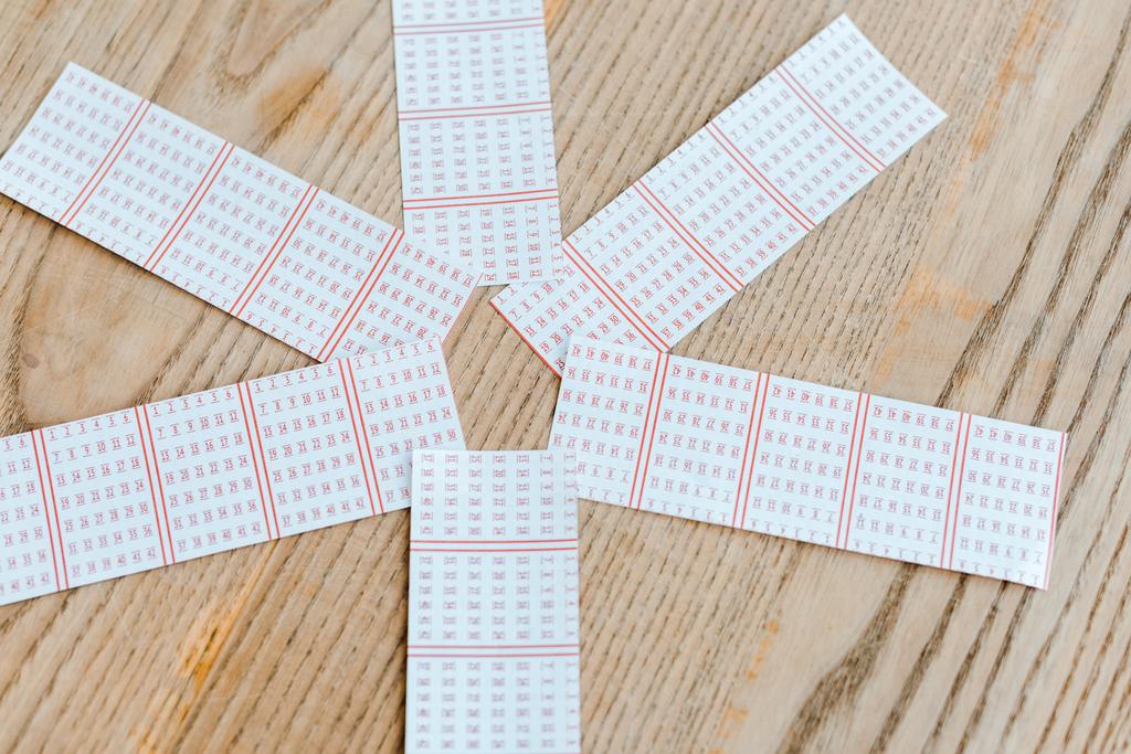 vista superior de billetes de lotería en mesa de madera
 - Foto, Imagen