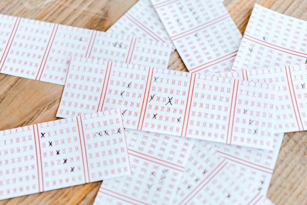 Draufsicht auf markierte Lottoscheine auf Holztisch - Foto, Bild