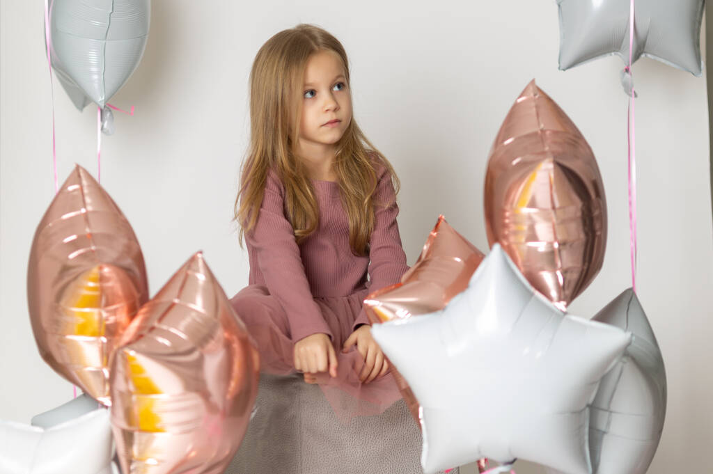 Piękna dziewczyna z wielu kolorowych balonów na białym tle - Zdjęcie, obraz