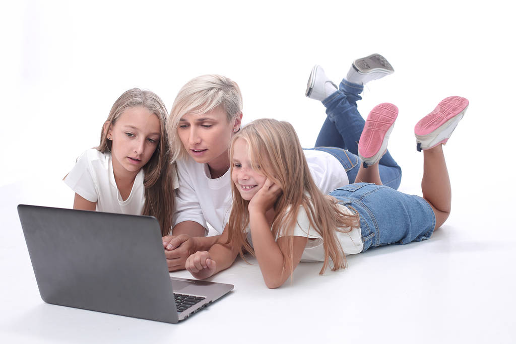 anya és lánya nézi a kedvenc video-ra egy laptop - Fotó, kép