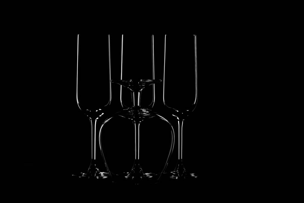 Контуры прозрачных стеклянных стаканов на черном фоне
 - Фото, изображение