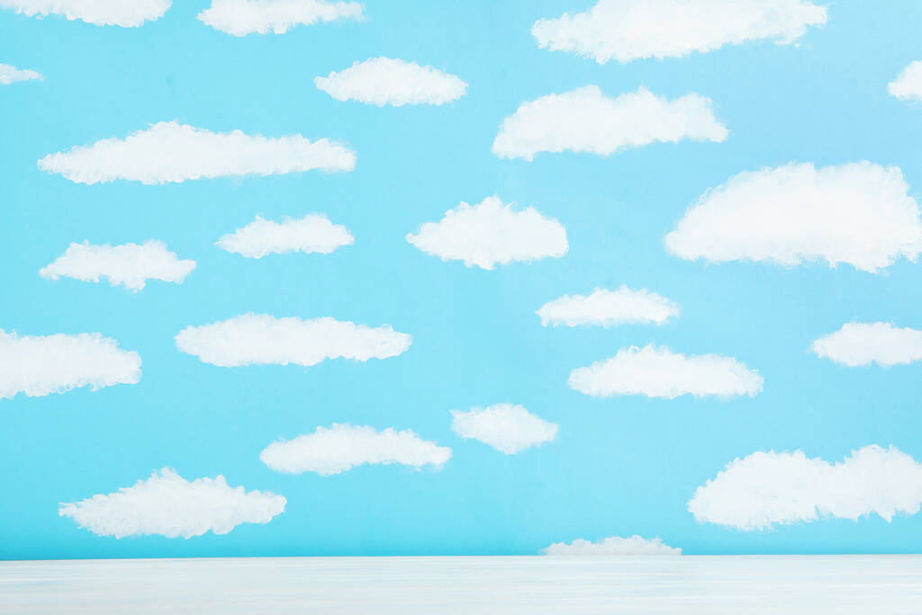 Mesa de madera blanca cerca de la pared con cielo azul pintado. Idea para bab
 - Foto, Imagen