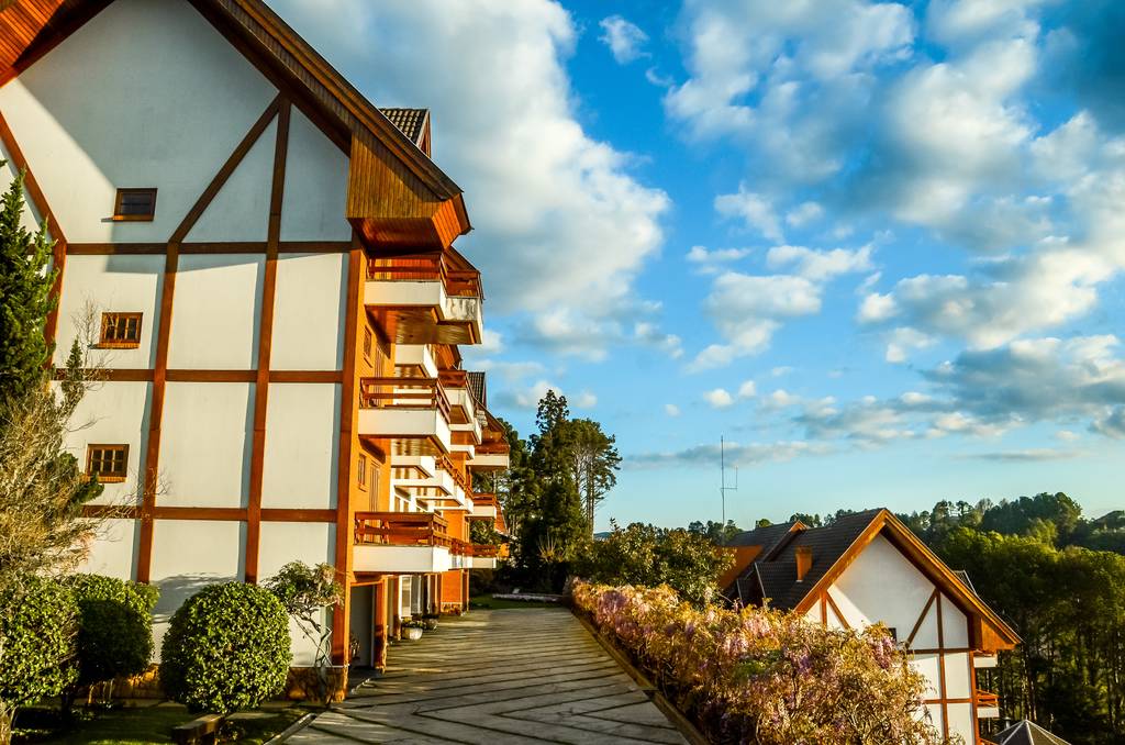 Le case in stile europeo con tetti di legno marrone immersi nel verde a San Paolo
 - Foto, immagini
