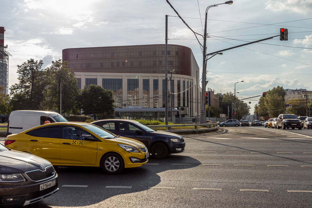 2019.09.01, Moskau, Russland. Der Bau des Alexandrinski-Theaters in Moskau ist fast abgeschlossen. Stadtbild von Moskau mit neuer Architektur und Autos unterwegs. - Foto, Bild