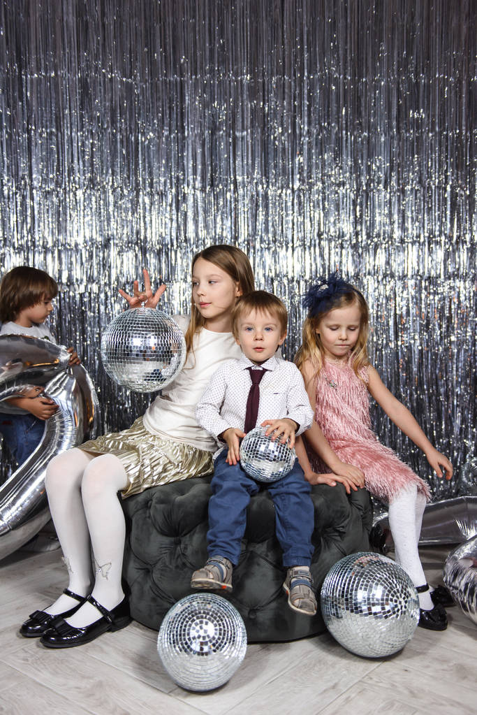 Glückliche Kinder genießen gemeinsam mit Discokugeln im neuen Jahr Dekorationsraum - Foto, Bild
