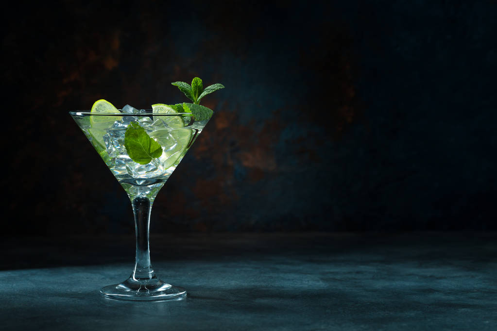 Mojito koktejl v martini sklo na černém pozadí - Fotografie, Obrázek