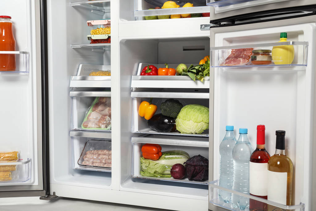 Refrigerador abierto lleno de diferentes productos frescos
 - Foto, imagen