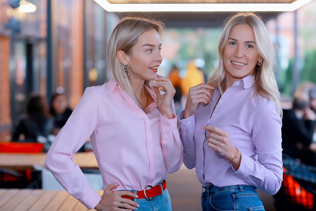 duas namoradas em camisas rosa, jovens adultos belos modelos em camisas, estilo casual
 - Foto, Imagem