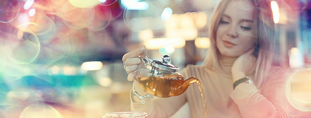 młoda modelka pije herbatę w kawiarni, nakrycie stołu koncepcyjnego wakacje - Zdjęcie, obraz