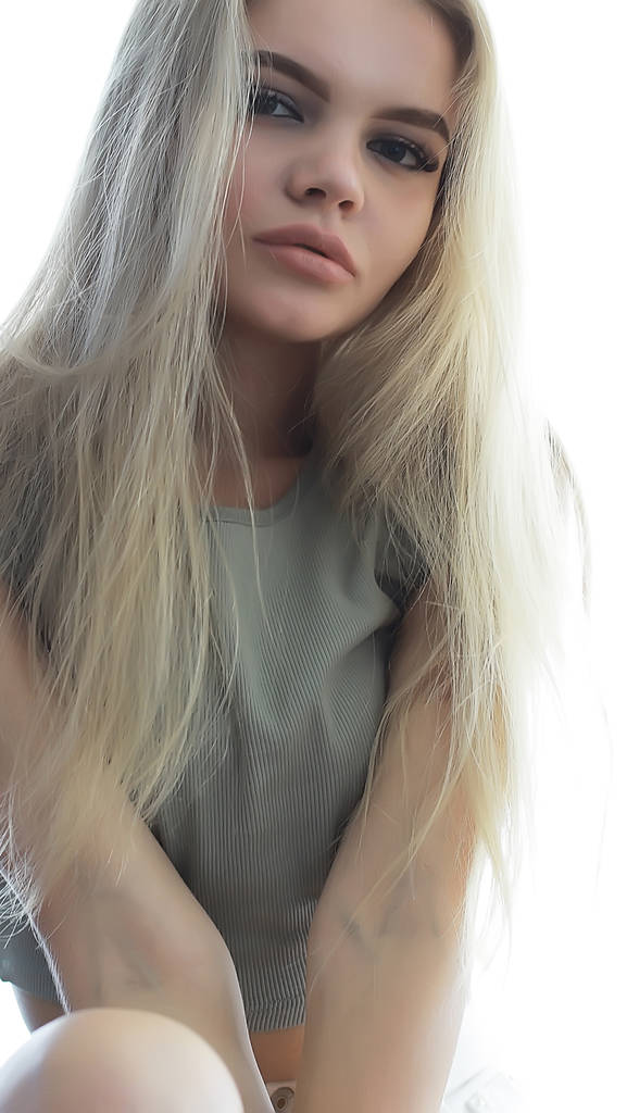 mladé dospělé blondýny dlouhé vlasy doma, stylový model pózující ve studiu - Fotografie, Obrázek