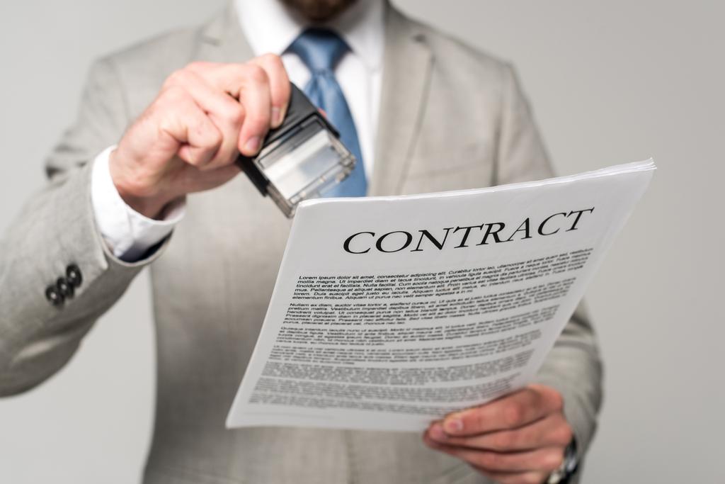обрізаний вид бізнесмена, що робить марку за контрактом ізольовано на сірому
 - Фото, зображення